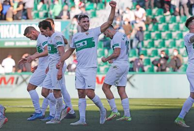 El delantero argentino del Elche Luas Boyé (c) celebra el gol marcado ante el Villarreal durante el partido de la 21ª jornada de LaLiga Santander, este domingo en el estadio Martínez Valero de Elche.
