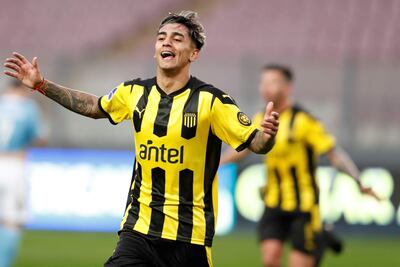 Facundo Torres de Peñarol celebra un gol en el partido de los cuartos de final de la Copa Sudamericana entre Sporting Cristal y Peñarol en el estadio Nacional en Lima (Perú).