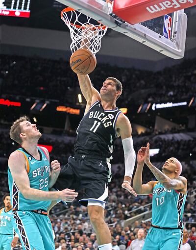 El pívot de los Bucks, Brook López, clava el balón en el partido que San Antonio Spurs le ganaron de local al Milwaukee, el viernes. AFP