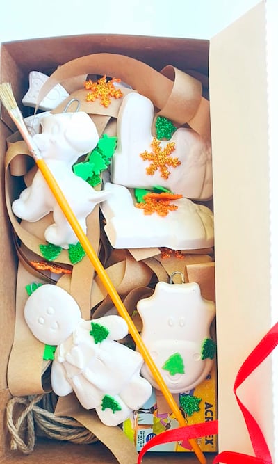 Paula ofrece esta opción pensada en los niños, que contiene todo lo necesario para crear sus propios adornos navideños.