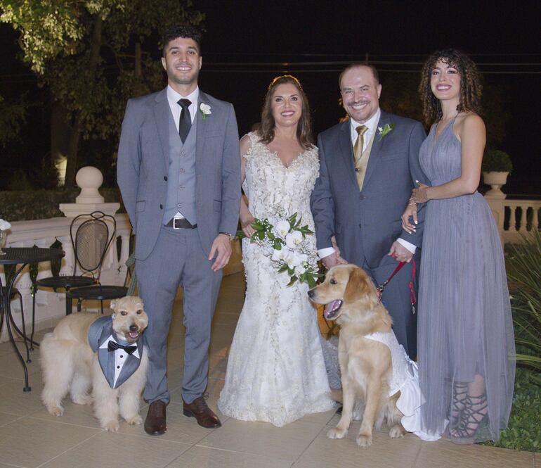 La pareja de recién casados con sus padrinos Diego Alberto Romero Piscoya y Valeria Romero Piscoya.