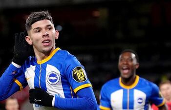 Julio César Enciso festeja su gol, que fue el primero en la Liga Premier para el Brighton, en la victoria 2-0 sobre Bournemouth.