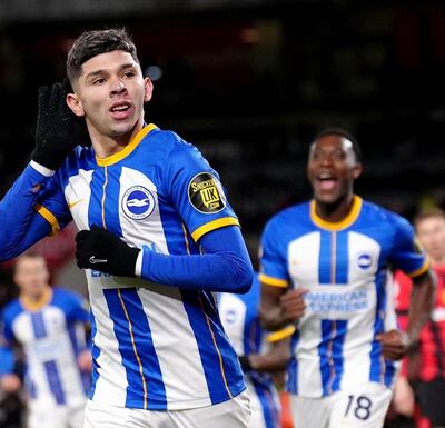 Julio César Enciso festeja su gol, que fue el primero en la Liga Premier para el Brighton, en la victoria 2-0 sobre Bournemouth.