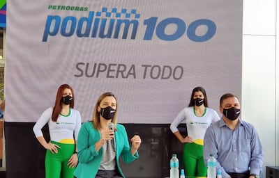 Ana Royg y Omar Huaquin presentaron la nafta Podium 100 de Petrobras, en Ciudad del Este, donde ya se puede cargar este producto de alta calidad.