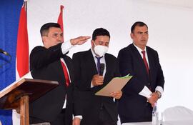 Amado Díaz Verón en el momento de su juramento como intendente municipal de Caazapá.