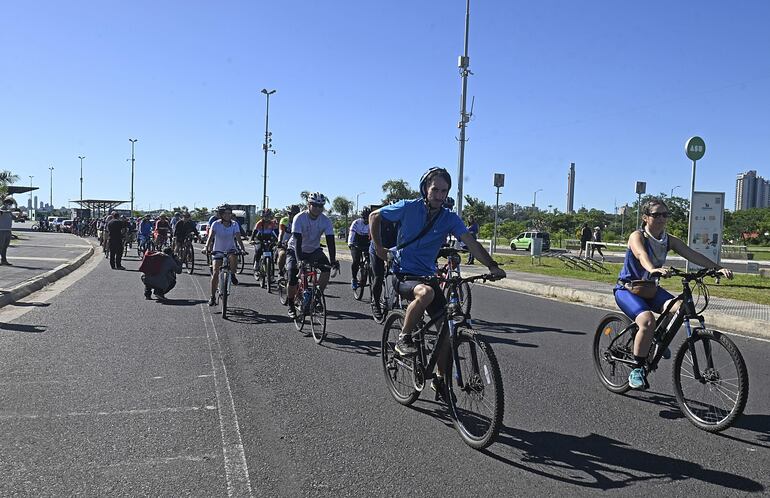 Ciclistas hacen circuito en conmemoración de la Semana Santa y el Día Mundial del Ciclista.