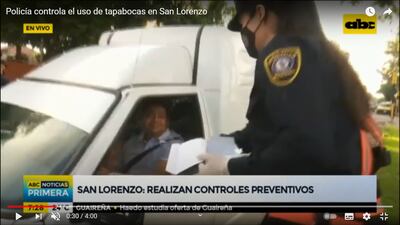 Con cordialidad, por el momento, la Policía les entrega tapabocas a quienes incumplen la ley de uso obligatorio.