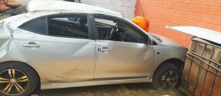 Parte del automóvil que quedó sin el motor original y varios complementos