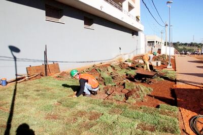 Obreros trabajan en la  construcción de la   sede del Palacio de Justicia de Ciudad del Este.