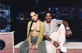 La cantante Becky G y el intérprete de merengue Omega "El Fuerte", durante el rodaje del vídeo del sencillo "Arranca" el mes pasado en Boca Chica (República Dominicana).