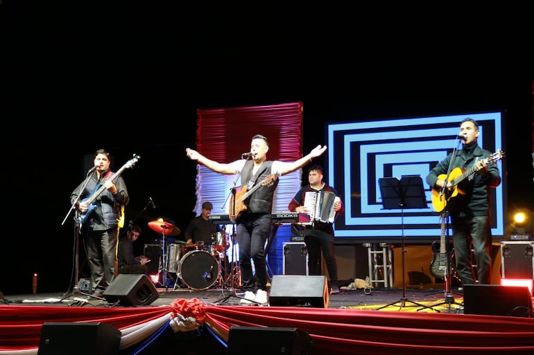 El artista sanantoniano, Ariel Ortiz, deleita al público con sus magnificas interpretaciones.