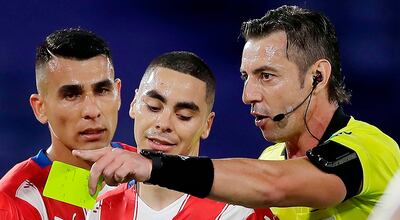 Esta amarilla del árbitro brasileño Claus a Almirón lo margina del partido del martes ante Bolivia. Miguel no respetó el reglamento del cambio.