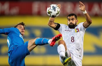 Tomás Rincón (d), capitán de Venezuela, disputa el balón con el islandés Johann Porir Helgason, durante el partido de ayer.