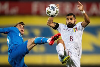 Tomás Rincón (d), capitán de Venezuela, disputa el balón con el islandés Johann Porir Helgason, durante el partido de ayer.