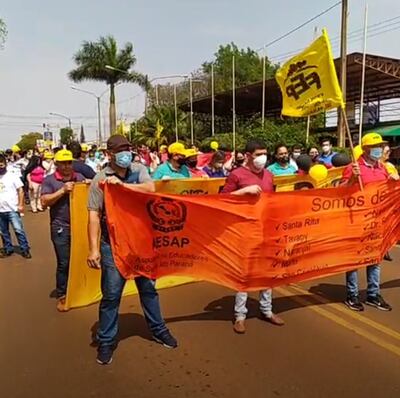 Los docentes procedieron a bloquear la ruta PY06 en el distrito de Santa Rita.