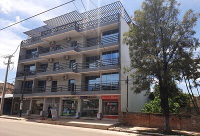 En plena avenida Mariscal López, la principal arteria de Villa Hayes, se encuentra este coqueto edificio que es de Ledesma.