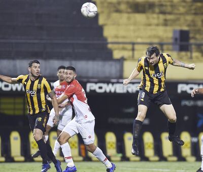 El cabezazo de Fernando Fernández que terminará en el primer gol de Guaraní en el triunfo sobre River Plate anoche, 2-0.