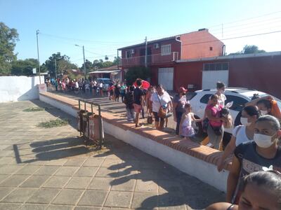Vacunación en la plaza Silvestre Aveiro de la ciudad de Limpio, con vergonzosas condiciones de infraestructura.