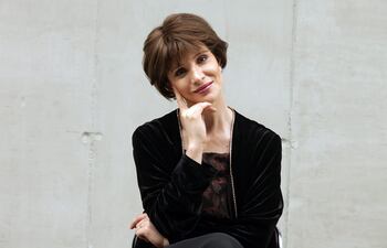 La actriz chilena Daniela Ramírez, durante una sesión fotográfica. De ser una ama de casa con "elocuencia" para escribir cartas, Isabel Allende se convirtió en la escritora viva de la lengua española más leída en el mundo.