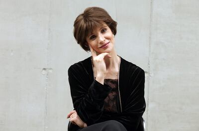 La actriz chilena Daniela Ramírez, durante una sesión fotográfica. De ser una ama de casa con "elocuencia" para escribir cartas, Isabel Allende se convirtió en la escritora viva de la lengua española más leída en el mundo.