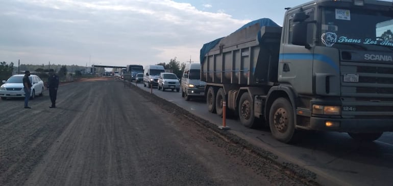 Los conductores quedaron varados y la fila sigue aumentando.