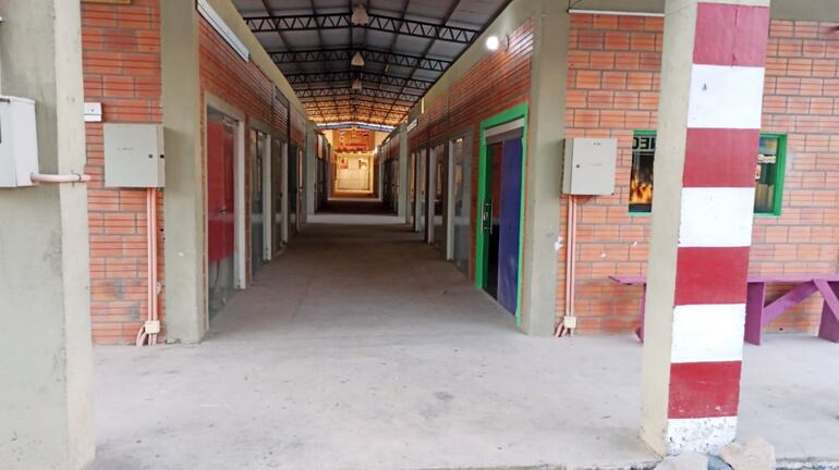 Comercios vacíos son una constante en las ciudades en la frontera con Argentina debido al cierre del puente y las restricciones en la actividad económica por la pandemia del covid-19.