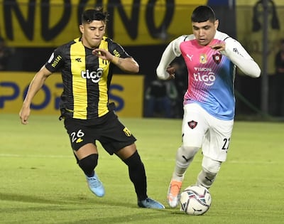 Marcelo González (i) y Claudio Aquino (d). Guaraní y Cerro disputan la complementaria.