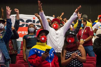 Partidarios del Partido Socialista Unido de Venezuela celebran en Caracas, el pasado domingo.