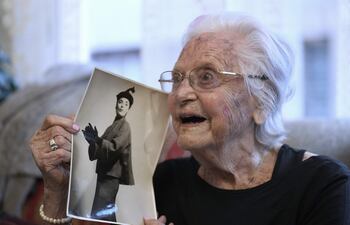 Lolita Laporta, la ex modelo de Balenciaga, tras soplar las velas del pastel que marcan los 103 años que esta veteranísima maniquí -así se llamaban entonces-, cumple hoy en su piso de Barcelona, donde aún se maneja sola.