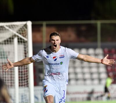 El delantero argentino Facundo Leonel Bruera festeja el primer gol en el triunfo de anoche ante el General Caballero.