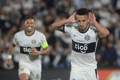 Fernando Cardozo (d), futbolista de Olimpia, celebra el gol que anotó contra Patronato de Argentina por la segunda fecha de la fase de grupos de la Copa Libertadores en el estadio Defensores del Chaco, en Asunción, Paraguay.