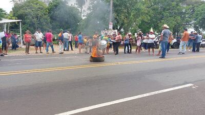 Cierran ruta en Emboscada por falta de agua