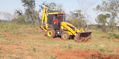 Una maquinaria agrícola trabaja en la limpieza de una de las fincas de la colonia Defensores del Chaco