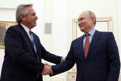 El gobernante argentino, Alberto Fernández (i) s recibido por el presidente de Rusia, Vladimir Putin (d) en Moscú.