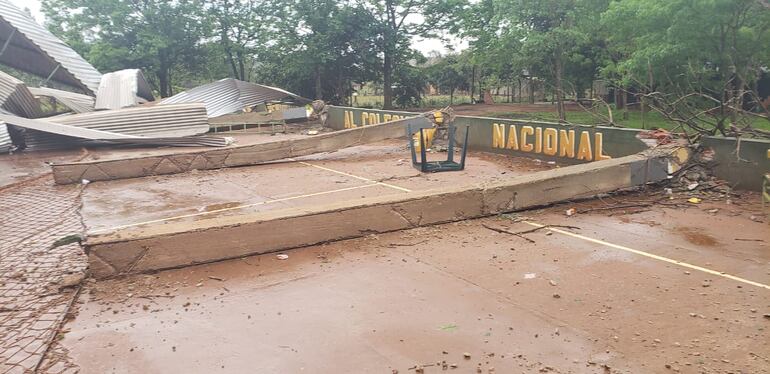 Potencia de los vientos echaron también varias columnas de cemento provocando el derrumbe.
