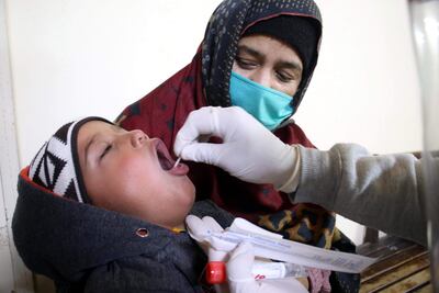 Un trabajador de salud toma una muestra para una prueba de covid-19 en Islamabad, Pakistán.