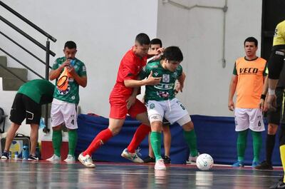 Acción del encuentro entre Coronal Escurra (rojo) y San Cristóbal, donde hubo paridad.