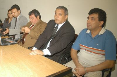 Leoncio Marecos (der.) y Zulma Ríos de Marecos (izq.), con sus abogados, en el juicio que concluyó con sus condenas (2007).
