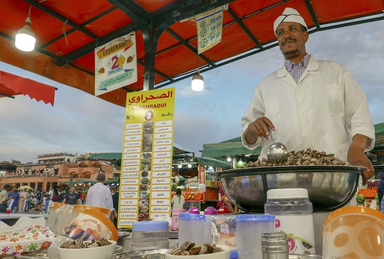 Un comerciante aguarda la llegada de clientes en la plaza Fna de Marrakech (Marruecos).