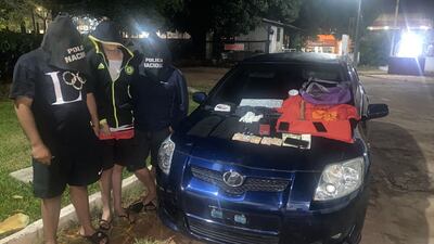 Francisco Javier Ramírez Sanabria, Carlos Britoz Britez y Mario Rodrigo Ayala Ferreira, sospechosos con evidencias incautadas de un posible atraco en Villa Elisa.