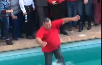 Hurrero se lanza a la piscina tras sus loas a Arnaldo Samaniego.