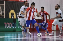 Jorge Espinoza en acción en el cotejo que ayer perdió la Albirroja contra Portugal.