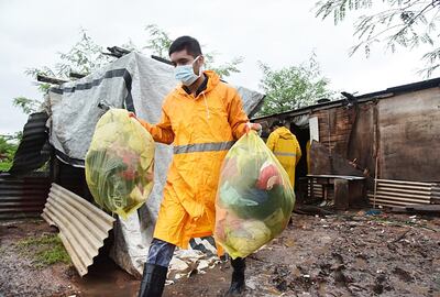 Funcionarios municipales ayudaron a reubicar a las familias.