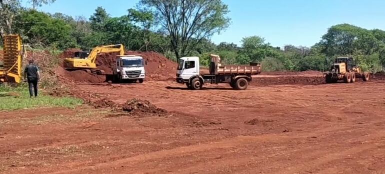 Intensos trabajos se realizan para la nivelación de terreno de la cancha de rugby en Presidente Franco.