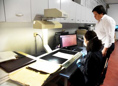 La gente que quiera consultar archivos históricos albergados en el ANA deberá marcar una cita previa escribiendo a su correo o llamando a su línea baja.