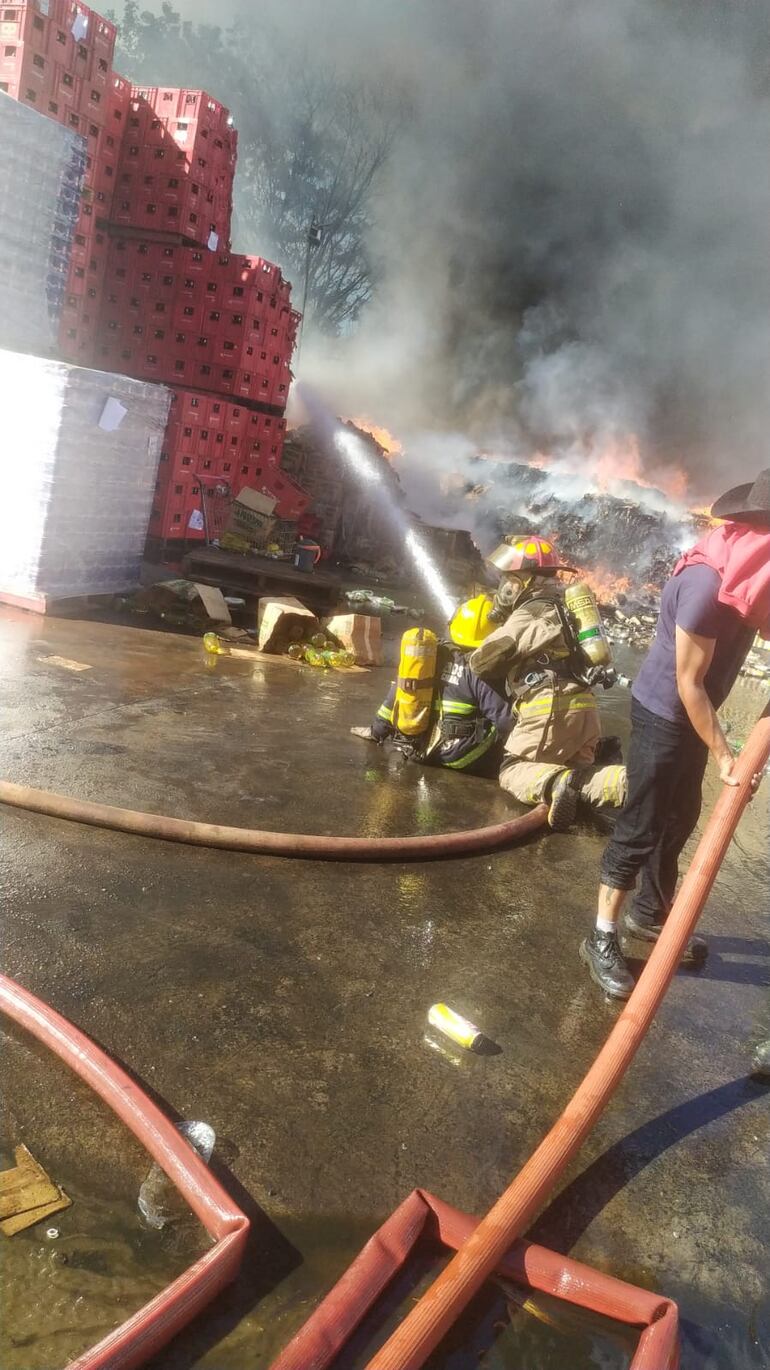 Incendio en local comercial Baratodo en Capiatá
