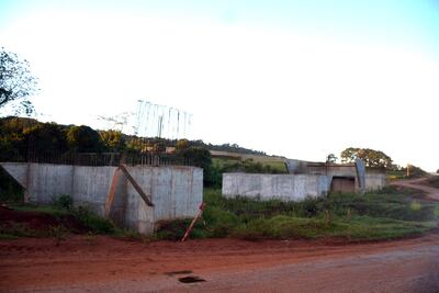 El puente sobre el arroyo Capiibary, en la zona de la compañía Capiitindy, esta abandonado por el consorcio Puente Primera Tanda.