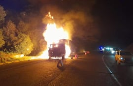 Incendio de camión en el Cerro Caacupé.