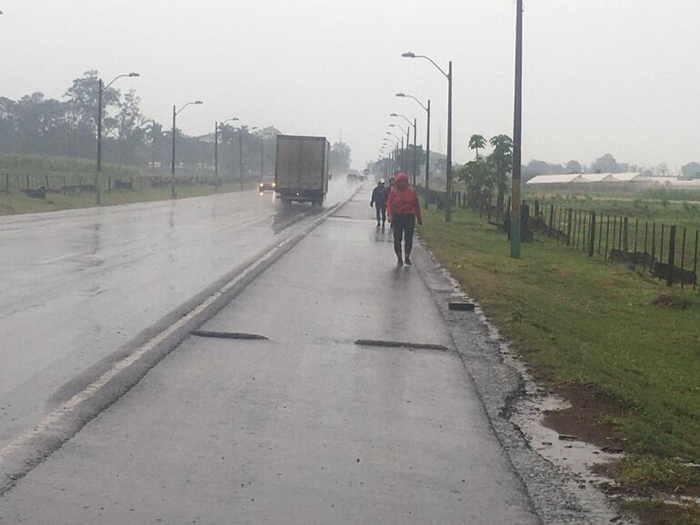 Los peregrinos llegan pese a la lluvia en Caacupé.