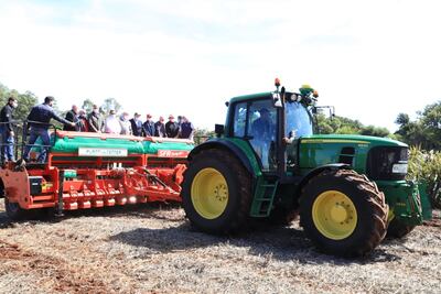 Autoridades y productores participaron del acto simbólico de inicio de siembra de trigo en el municipio de San Cristóbal.